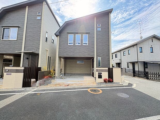 【【現地外観写真】】2つの公園が徒歩5分圏内、石神井公園や石神井松の風文化公園まで自転車5分(約1100m)の立地。週末の楽しみ方も広がるロケーションです。