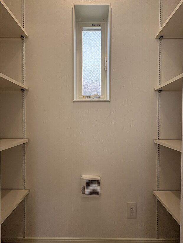 【【パントリー/1号棟】】キッチン横にパントリーが設けられており、食品や飲料水のストックなどをたっぷり収納可能。すっきりとしたキッチンスペースを保つことができます。