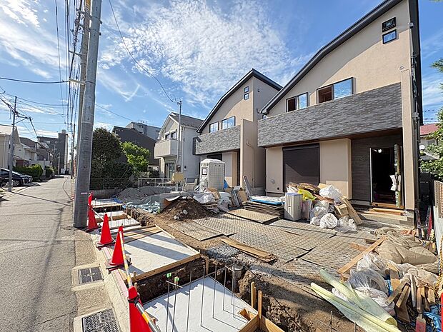 【【現地写真】】JR中央線・京王井の頭線「吉祥寺」駅まで徒歩15分。新宿、渋谷へのアクセスも良い、48坪超の敷地に建つ新築邸宅です。/2026.5.31撮影