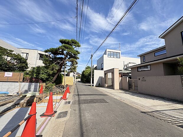 【【前面道路含む現地写真】】前面道路は南側幅員約4.0m。前面道路と敷地との高低差がなく、車や自転車などの出入りがスムーズです。/2026.5.31撮影