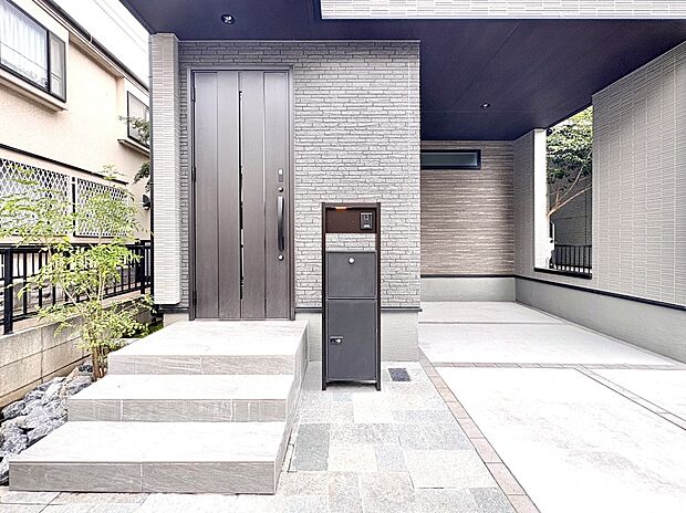 【【玄関/建物プラン例】】ビルトインタイプの駐車スペースがあり、カーライフを楽しむことができます。《建物面積125.54m2、建物価格2500万円》