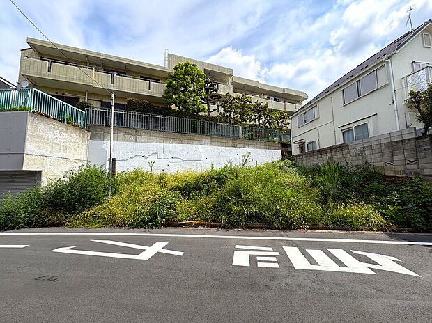 【【前面道路を含む現地写真】】周辺には、コンビニやスーパーなど暮らしを彩る買い物施設が点在しています。お仕事帰りに立ち寄れる点も魅力的です。