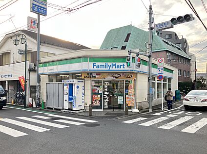 ファミリーマート 西永福駅前店 約550m　(徒歩7分)