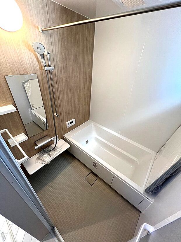 【浴室】断熱性能の高いユニットバスです。壁も汚れの付きにくいもので浴室乾燥、暖房機もついておりますのでとても便利です。