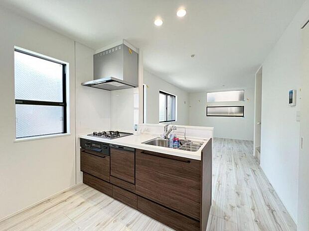 ◆キッチンからリビング全体を見渡せるので、ご家族やお客様とコミュニケーションを取りながら家事が出来ます!