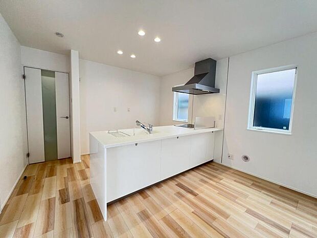 ◆キッチンからリビング全体を見渡せるので、ご家族やお客様とコミュニケーションを取りながら家事が出来ます!ワイドなキッチンなので、ご家族も並んでお料理出来ますね!