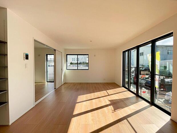 5号棟◆寛ぎやすい広々としたリビング！お客様を招いてパーティーも楽しめます！