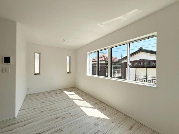 ◆プライバシー確保しやすい2階リビング！窓を複数設置しており暖かな陽光が舞い込む心地良い空間です！