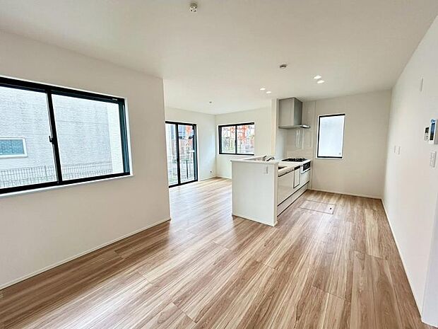 リビング　白と茶色の柔らかな色彩なので家具やカーテンの色を選びやすくなっています。