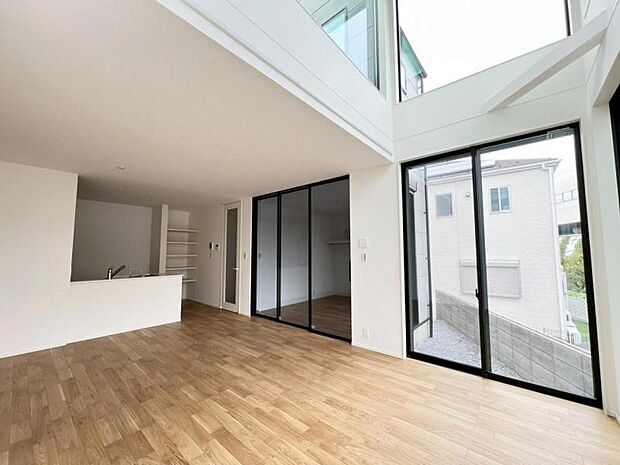 2号棟◆上部吹抜けの明るく開放的なリビング!インテリアショップで見かけた気になる家具も置ける、ゆったりとした空間です!