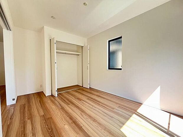 洋室　窓からのやさしい光が心地よいプライベートルーム。