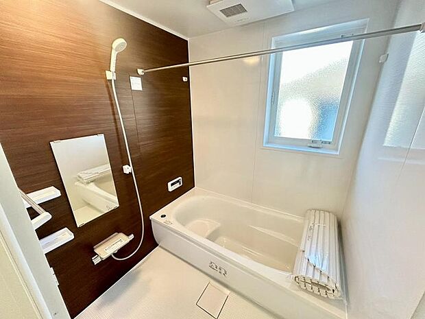 浴室　半身浴にも便利なエコベンチ付きの浴槽。お湯の量も少なくなるのでエコです。