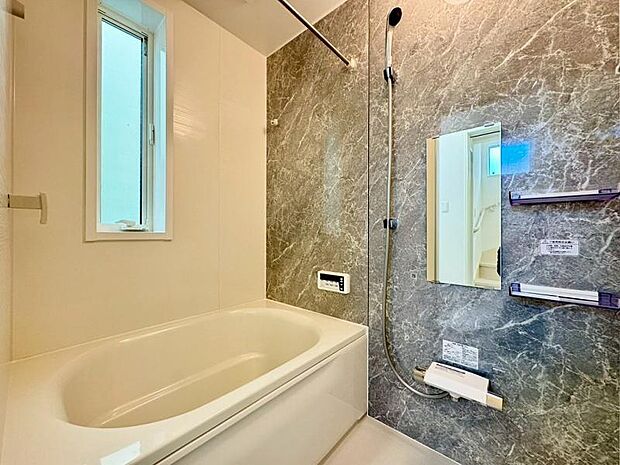 浴室　浴室乾燥機付きなので、雨の日には洗濯物の乾燥室としても利用可能のユニットバス。