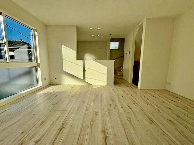 リビング 白を基調とした爽やかな色彩なので家具やカーテンの色を選びやすくなっています。