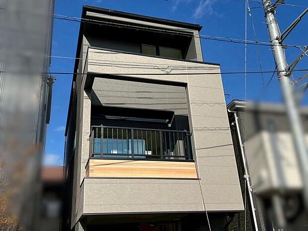 ◆陽当たり良好な南向き！愛車を雨風から守るビルトイン車庫！