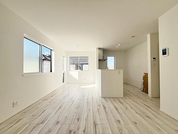 リビング 白を基調とした爽やかな色彩なので家具やカーテンの色を選びやすくなっています。