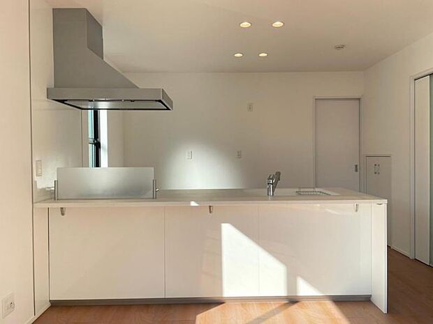 ■キッチンはコンロ前に壁がない開放的なフルフラットタイプ！ワイドなキッチンなので作業をスムーズにこなせますし、ご家族やご友人と並んでお料理が出来るのも嬉しいですね！