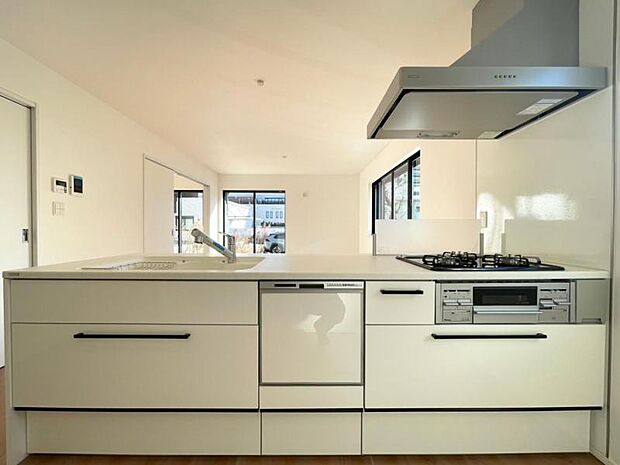 ■シンクとカウンターに高級感のある人造大理石を使用したオシャレな印象のシステムキッチン！