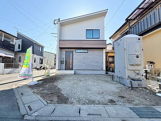 外観　角地により陽当たり・通風良好！カースペースは2台分あります♪