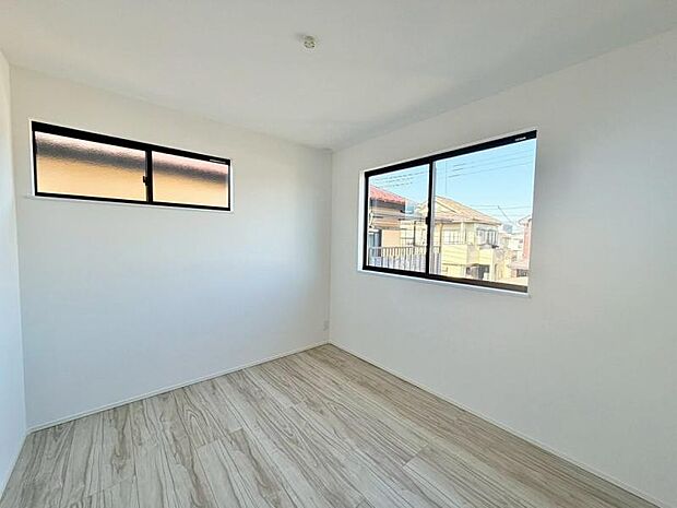 洋室　断熱効果の高い複層ガラス採用。内側のガラス面を冷えにくくするので結露にも有効。