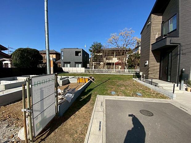 【現地写真/2025年12月撮影】自転車利用で「東浦和」駅まで約6分、「浅間下」停歩2分よりバス乗車8分も利用でき、晴れの日は自転車、雨の日はバスなど、生活スタイルに合わせた使い分けが可能。