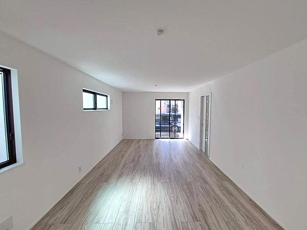 16.4帖の広々とした空間は、白を基調とした内装と木目調のフローリングが調和し、洗練されたモダンな空間を演出。南側が道路に面しているため、遮るものなく太陽の恵みを一日中享受できます。