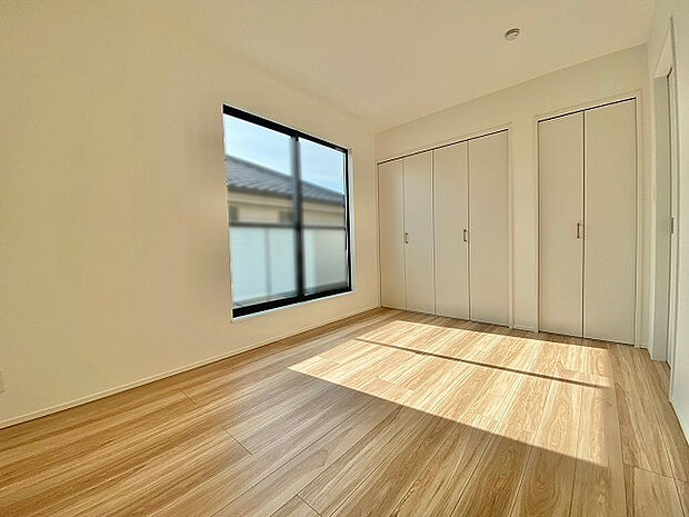 大きな窓から差し込む光が、お部屋全体を明るく包み込みます。朝起きてすぐバルコニーで深呼吸。そんな健康的で気持ちの良い一日が始まるプライベートルームです。