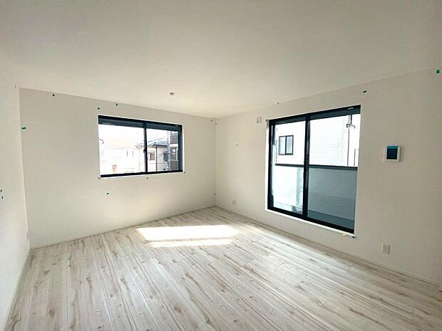 断熱性に優れたLow-E複層ガラス採用！冷暖房効率を高め快適な室内空間！網戸、一部シャッター標準装備！