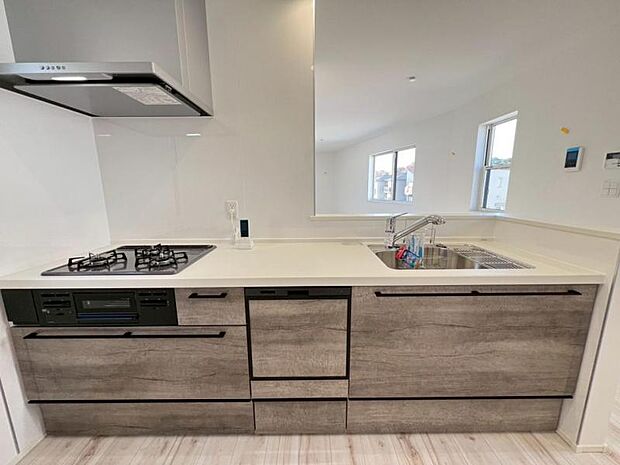 ◆食洗機を装備した使い勝手の良いシステムキッチン!忙しい家事を時短化して時間を有効活用出来ます!