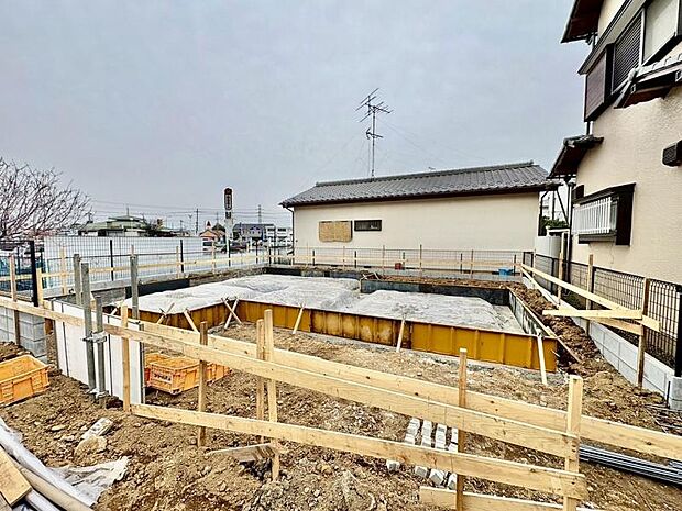 東武野田線「豊春」駅より徒歩14分。大宮駅や春日部駅へも軽快にアクセスできる立地ながら、周辺は静かな街並みが広がり、子育て世帯にもぴったりの環境です。