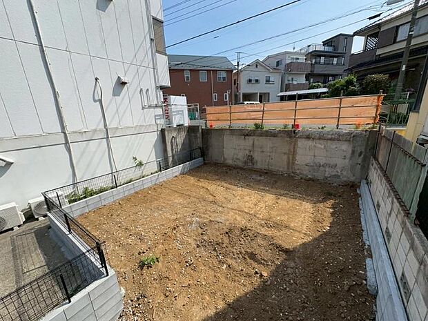 大宮南小＆中学校が徒歩9分圏内という通学の安心感。さらに徒歩5分のマルエツやセブン、駅前の商業施設の他、コクーンシティも身近に揃い、毎日の暮らしが快適に潤う魅力的な住環境です。（2026年5月撮影）