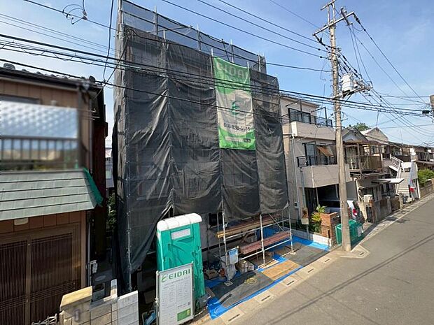 スーパー徒歩10分、コンビニ徒歩6分。穏やかな住宅街の静けさと、暮らしを支える利便性が絶妙に調和した立地。（2026年5月撮影）