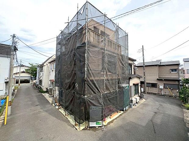 小学校徒歩4分。さらにスーパーやコンビニ、ホームセンタ―が徒歩10分圏内と日常の「必要」がすべて身近に揃います。移動を短縮し、家族の時間を最大化できる理想のタイパ立地です。（2026年6月撮影）