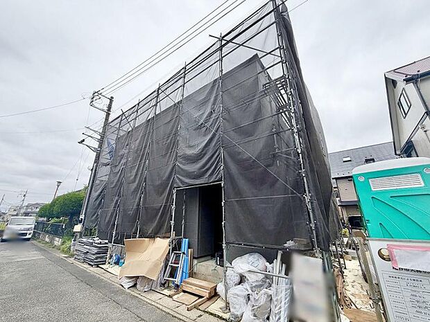 朝の慌ただしい時間も、都内へダイレクトに繋がるアクセスが心に余裕を。広々としたLDKは、自然と家族が集まり、会話が弾む開放的なデザインに仕上げました。