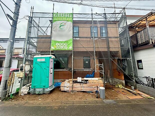 都心へ好アクセスの急行停車駅。駅徒歩13分の落ち着いた住環境ながら、食洗機や浴室乾燥機など時短を叶える最新設備が充実しています。断熱性に優れたLow-Eガラス採用で、一年中快適なワークライフを実現。