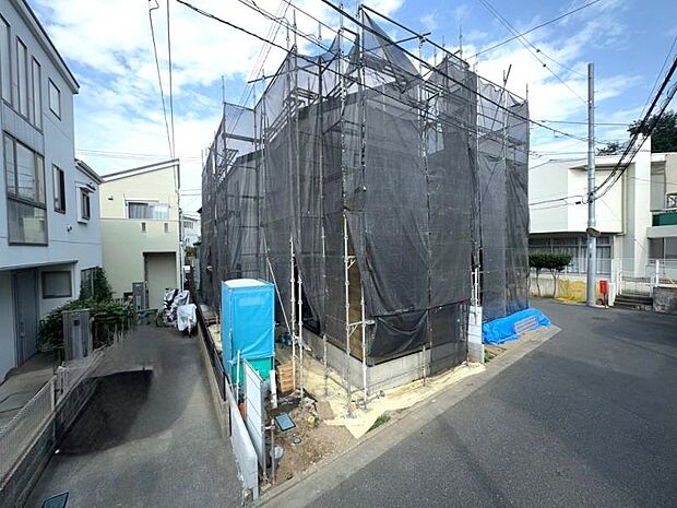 「志木」駅と「柳瀬川」駅の2駅が利用可能。どちらも自転車でわずか8分の距離。池袋・川越へダイレクトに繋がり、副都心線・有楽町線直通も利用でき、都内主要駅へ軽快アクセス。(2026年8月撮影)