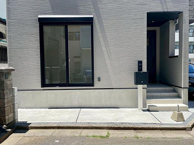 【玄関】■植物や自転車が置けるスペースあります!