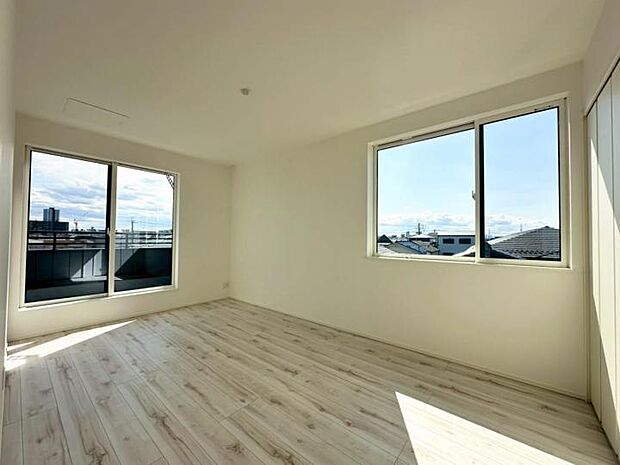 【洋室】■全室2面採光！窓ガラスは断熱性の優れたLow-E複層ガラスを採用しており、快適な空間を保ちます！網戸標準装備！