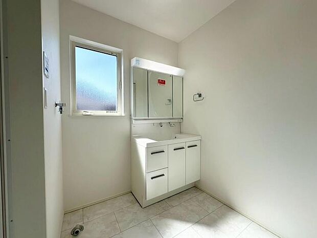 【洗面台】■洗面化粧台は曇りにくい三面鏡＆奥行きのある洗面カウンターで身支度等動作をスムーズにこなせます！お掃除がしやすい形状も嬉しいポイント！またミラー裏は全収納！脱着式トレイなので水洗い簡単！