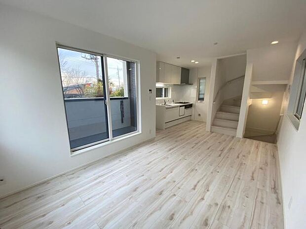 【【リビング】】3面採光のLDKで風通し良好で陽当たりも良く心地よい空間に♪