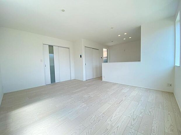 【【リビング】】2階にあるので外からの視線がきにならなずセキュリティ面も安心