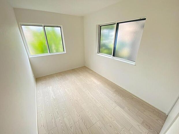 【【1F納戸5.5帖】】全居室2面採光で風通し良好◎