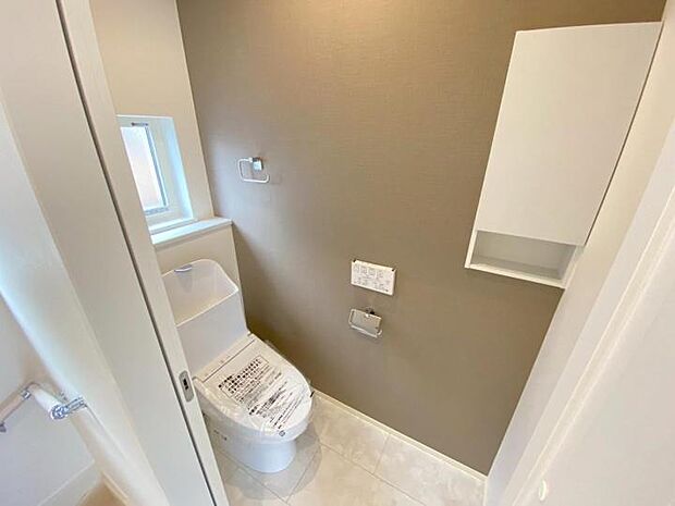 【【トイレ】】ウォシュレット一体節水型便器はボウルが広く、お子様も手が届きやすい高さ