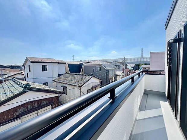 【バルコニー】◆2部屋から出入り出来るワイドバルコニー！洗濯物が多いご家庭も安心です！