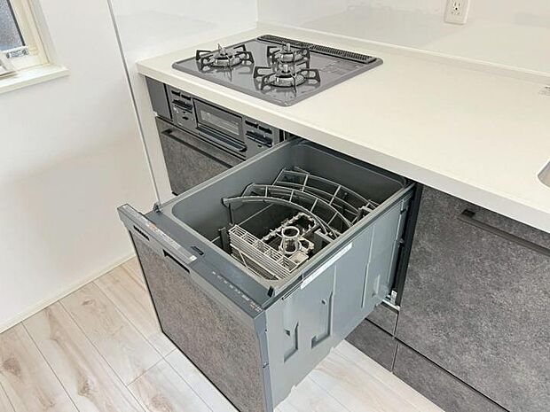 【キッチン】■食洗機を装備した使い勝手の良いシステムキッチン！忙しい家事を時短化して時間を有効活用出来ます！