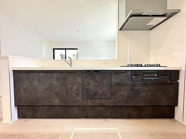 【キッチン】家族とおしゃべりしながらお料理もできる対面式を採用。