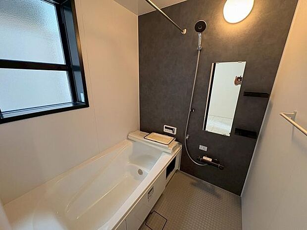 【浴室】浴室乾燥機付きなので、雨の日には洗濯物の乾燥室としても利用可能のユニットバス。