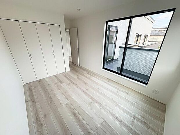 【洋室】断熱効果の高い複層ガラス採用。内側のガラス面を冷えにくくするので結露にも有効。