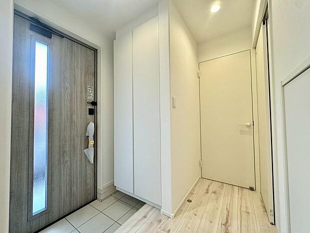 【玄関】玄関が暗くならないよう、光が入るようデザインされた玄関ドアを採用!