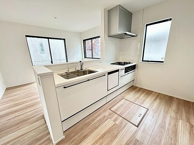 【キッチン】家族とおしゃべりしながらお料理もできる対面式を採用。